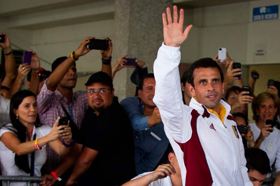 Capriles vota y dice que quiere que Venezuela tenga una "verdadera democracia"