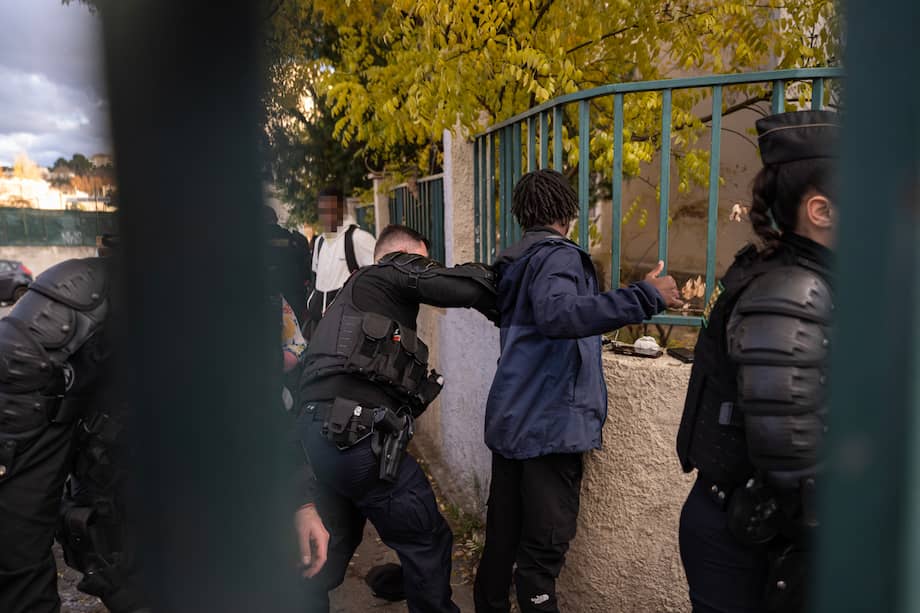 Policías franceses requisan a un hombre durante una operación antidrogas en el norte de Marsella, Francia.