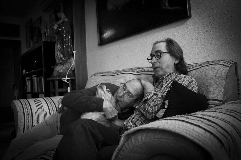 Luis y Pere llevan 28 años juntos. Ahora esperan con entusiasmo el nacimiento de un niño que los convertirá en bisabuelos./Almudena Conesa