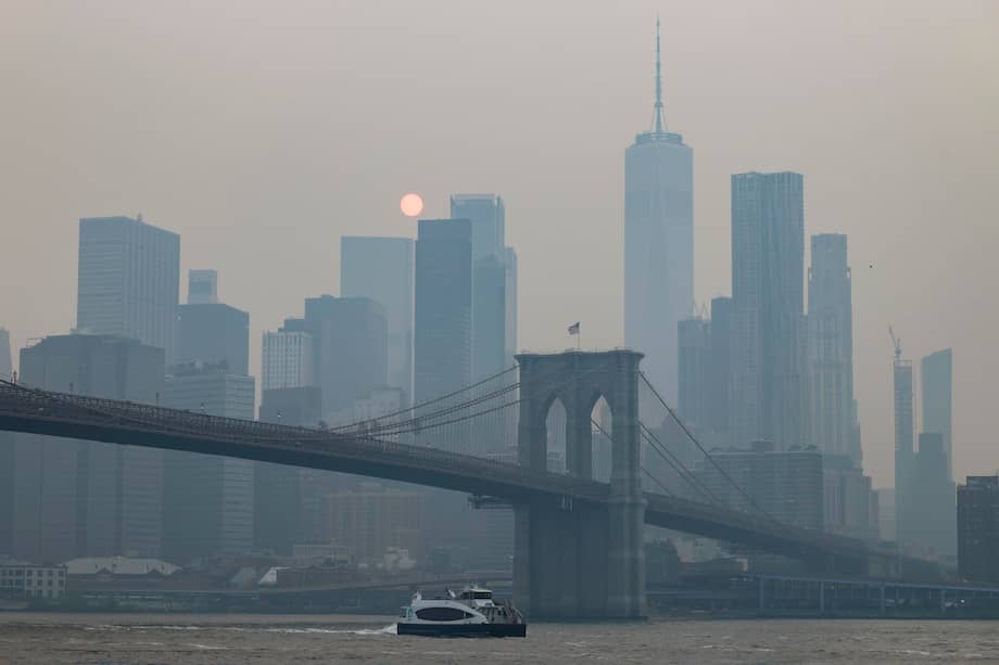 Se observa humo de incendios forestales entre el horizonte de Manhattan y el puente de Brooklyn en Nueva York, Nueva York, Estados Unidos, este jueves 16 de julio de 2026.