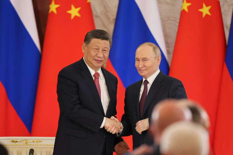 El presidente ruso, Vladimir Putin (der.), y el presidente chino, Xi Jinping, se estrechan la mano durante una ceremonia de firma de documentos en el Kremlin en Moscú, Rusia, el 8 de mayo de 2025.
