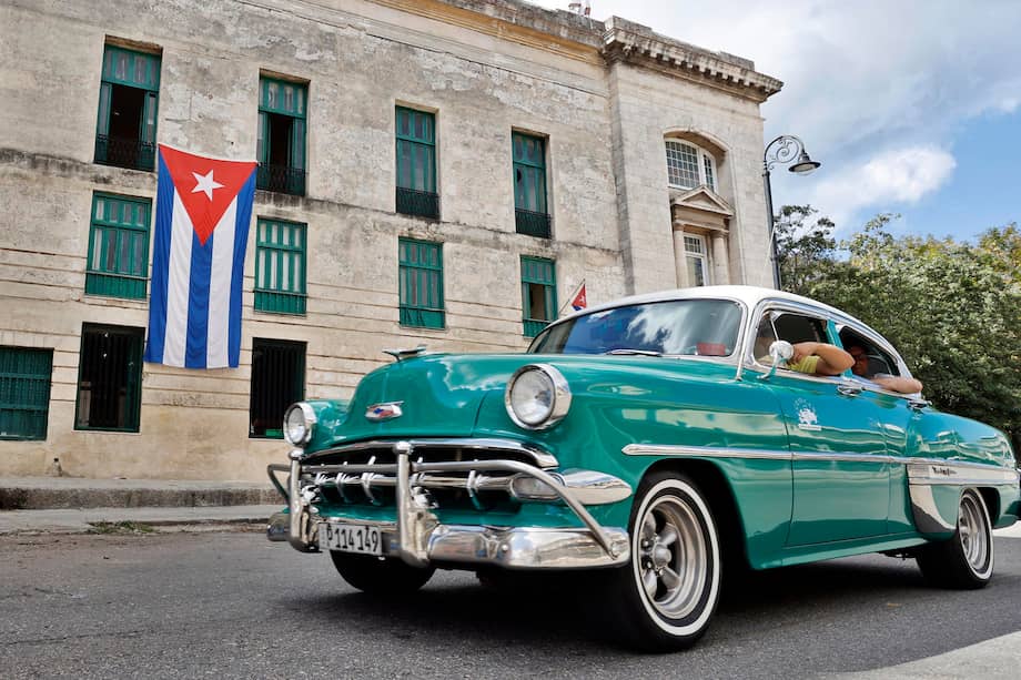 Personas transitan en un vehículo clásico en La Habana (Cuba).