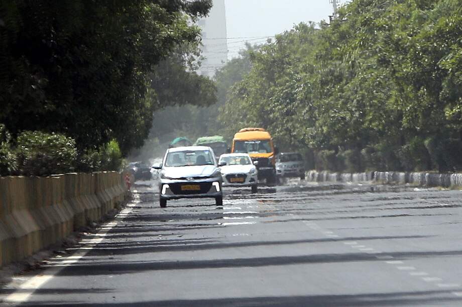 El Departamento Meteorológico de la India (DMI) ha emitido una alerta roja por calor para Delhi, Rajastán, Haryana, Punjab y Madhya Pradesh el 29 de mayo. En algunos suburbios de Delhi se registró una temperatura récord de 49,9 grados centígrados, según el DMI.