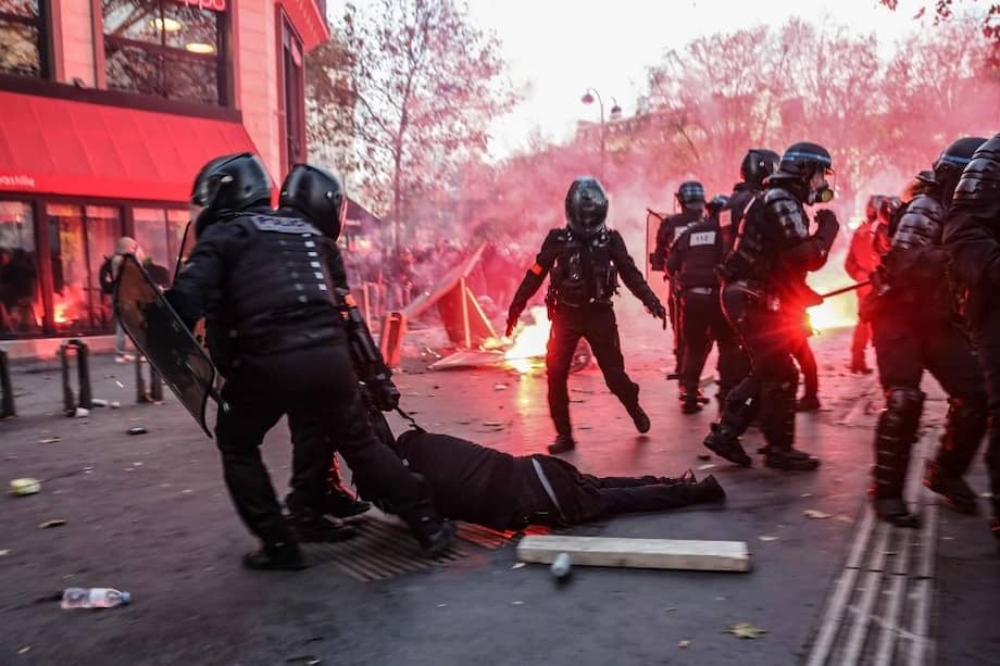 Los agentes de policía arrastran a un hombre al suelo durante una protesta contra el proyecto de ley de 'seguridad global' impulsado por Emmanuel Macron.