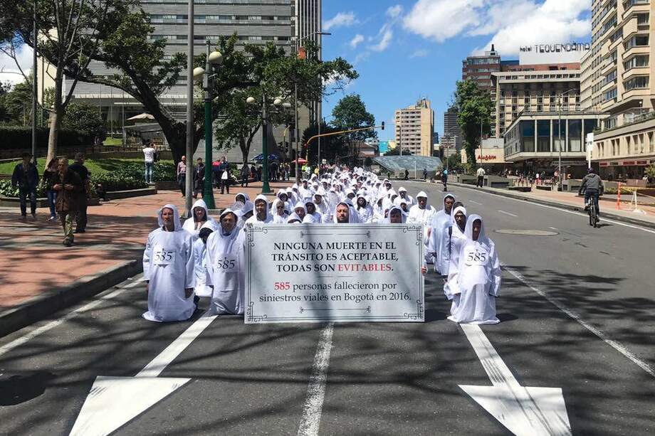 585 funcionarios protagonizaron la actividad y llamaron la atención de la ciudad sobre la tragedia que representan las muertes en la vía. / Distrito