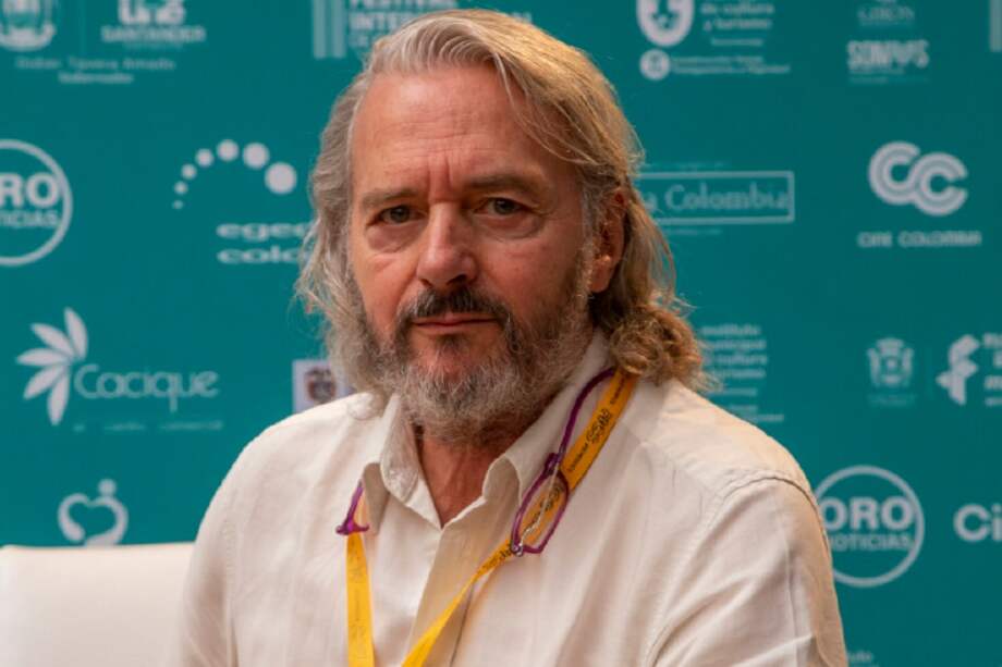 Sergio Cabrera, quien nació en Medellín en 1950, es reconocido por películas como "La estrategia del caracol" (1992) y "Golpe de estadio" (1998), así como por su participación como director invitado de la serie de televisión española "Cuéntame".