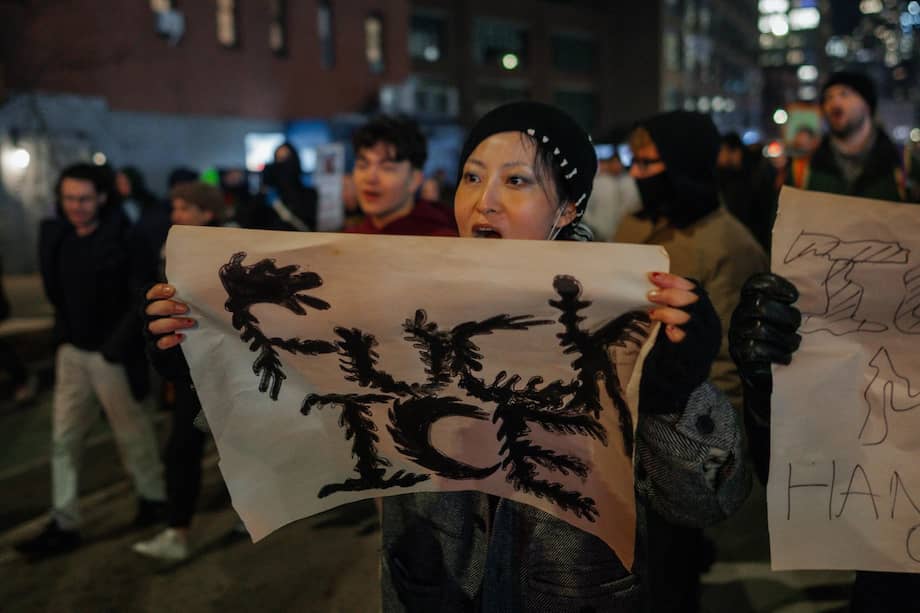 Un manifestante lleva un cartel contra ICE durante una protesta realizada en respuesta al tiroteo fatal de Renee Nicole Good por parte de un agente de Inmigración y Control de Aduanas (ICE) en Minneapolis.