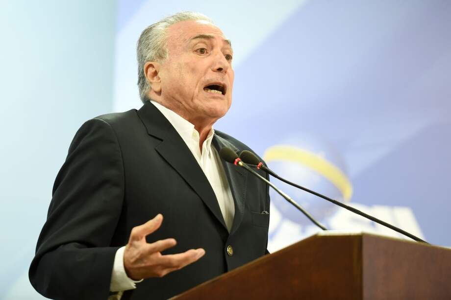 Resistir a toda costa parece ser la consigna del presidente brasileño, Michel Temer. / AFP