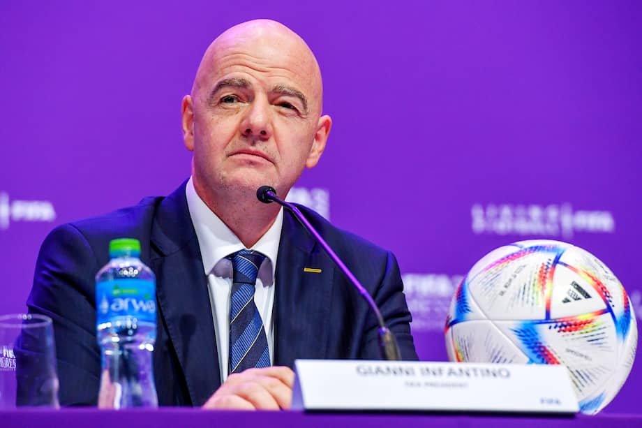 Gianni Infantino en la conferencia de prensa del sorteo del Mundial de Catar 2022 // EFE/EPA/NOUSHAD THEKKAYIL.