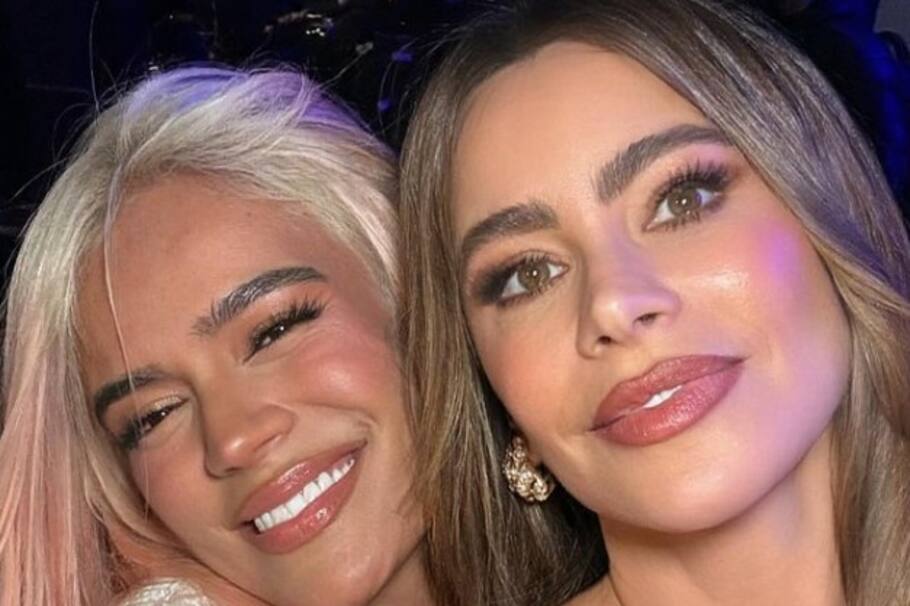 La colombiana dio un emotivo discurso y cantó tu composición ‘Amargura’ en versión salsa.