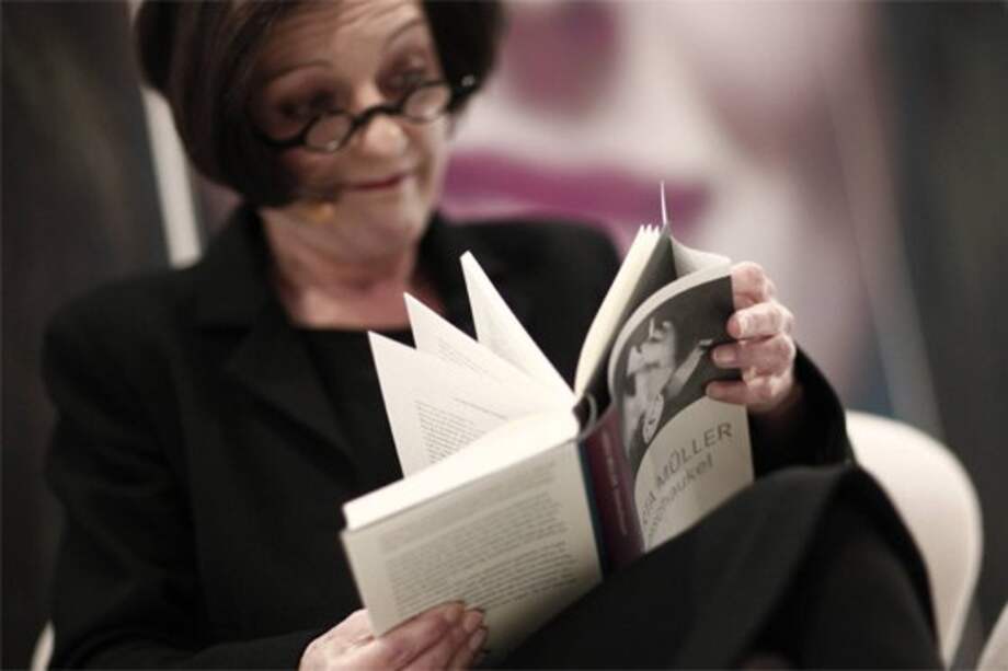 Herta Müller lee su libro 'Atemschaukel' en la feria del libro de Fráncfort.