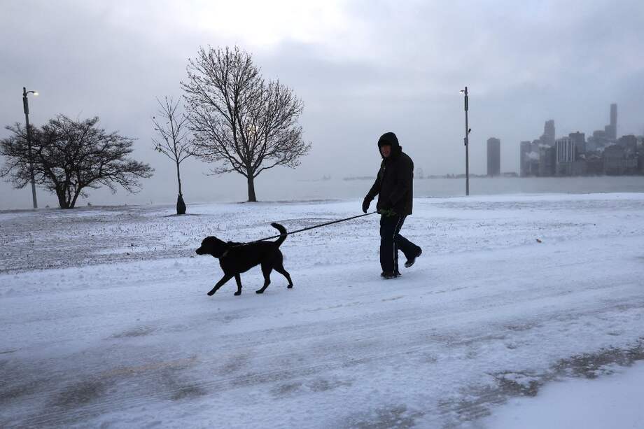 Aunque el Sol no aparece, Utqiagvik no queda sumida en la absoluta oscuridad. Cada día se registra un periodo de crepúsculo (una luz tenue, similar a la de un amanecer que nunca llega a completarse).
