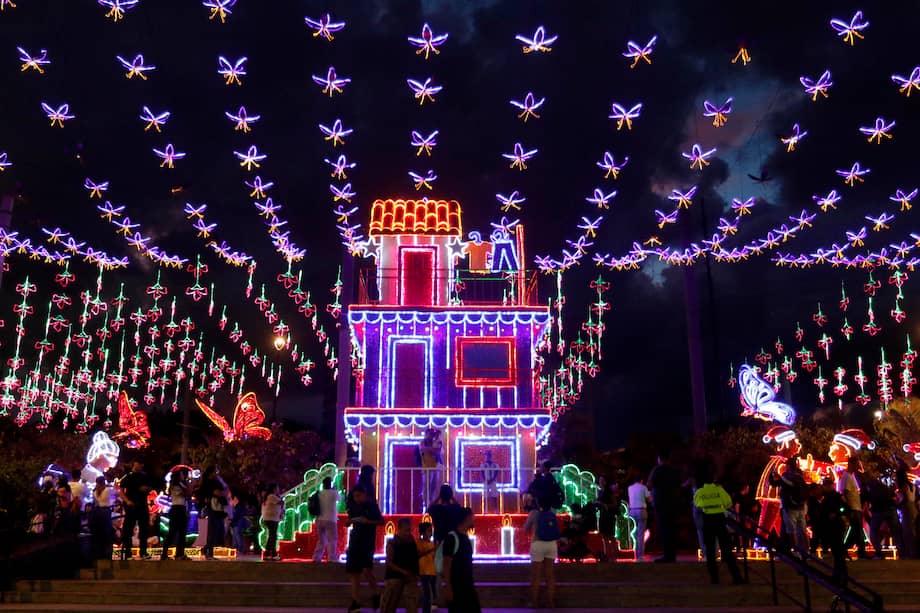 Ocho millones de bombillas iluminan las noches de Medellín con el alumbrado navideño, un espectáculo de fantasía y tradición tejido a mano por artesanos que atrae cada diciembre a miles de turistas con su enorme decoración y oferta cultural.