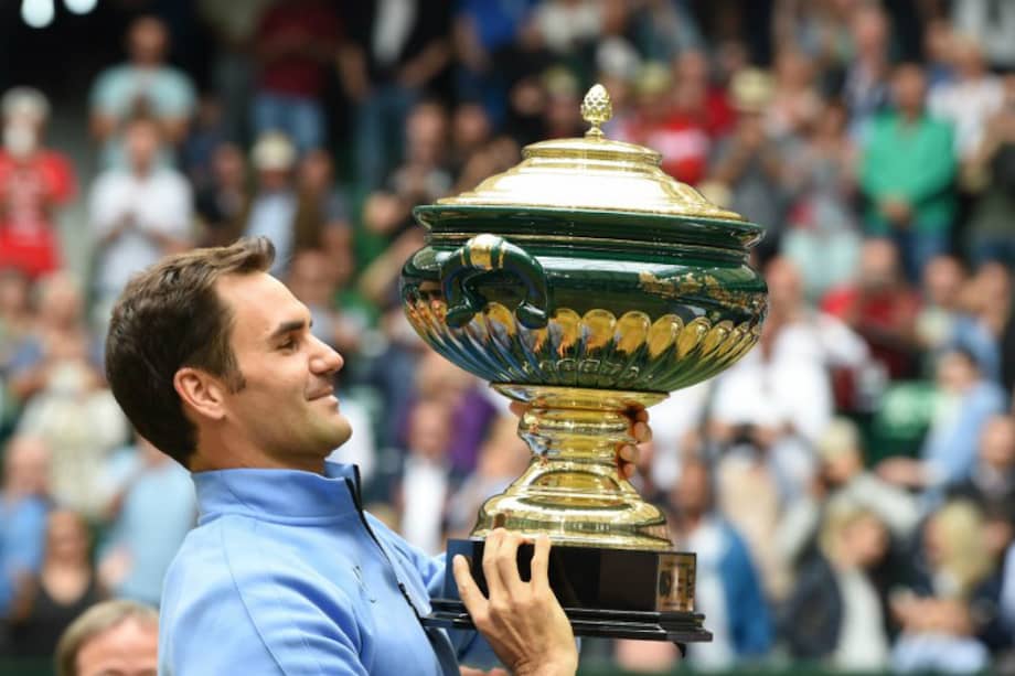 El suizo Roger Federer levanta, ese domingo, el trofeo del torneo de Halle, en Alemania. / AFP