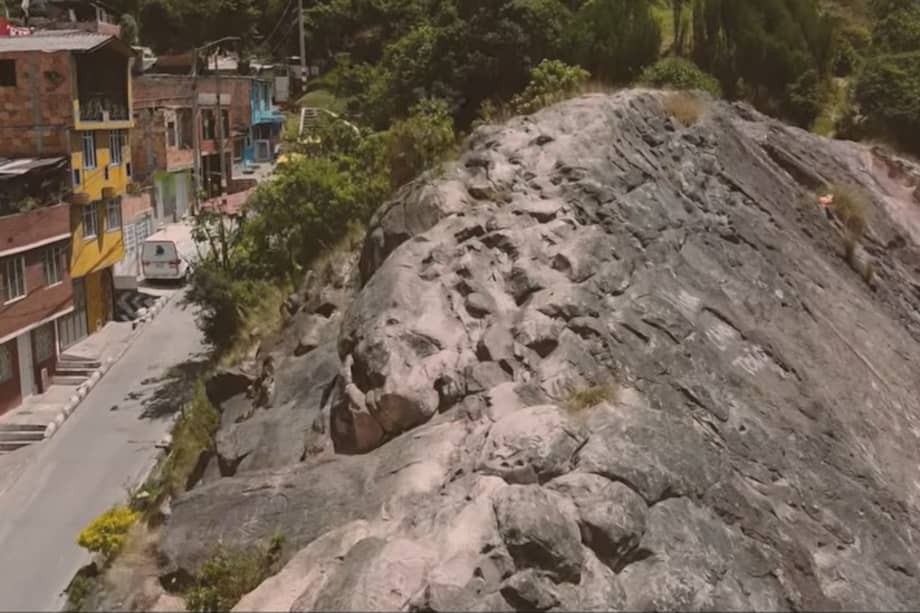Sobre la roca, visitantes han dejado nombres y mensajes como símbolo de afecto.