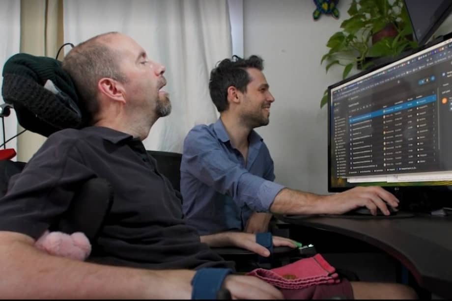 El nuevo sistema BCI le permitió a Casey Harrell, una persona de 45 años con ELA, comunicar su discurso de manera efectiva en cuestión de minutos desde su activación.