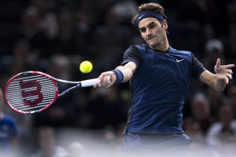 Roger Federer avanzó a octavos de final del Masters 1000 de París. Foto: AFP