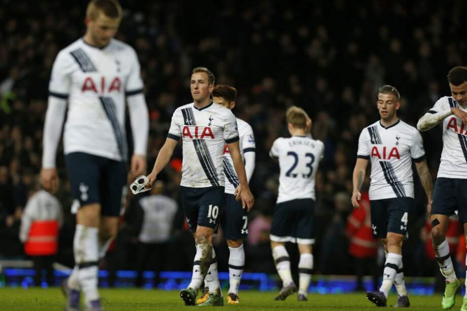El Tottenham quedó a tres puntos del Leicester. / AFP