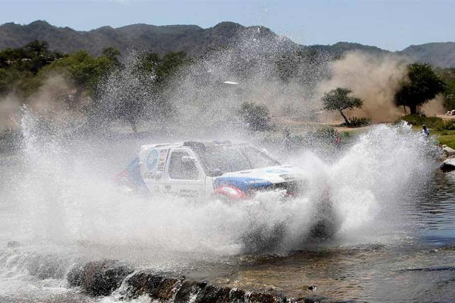 Un río desbordado obligó a suspender la etapa para los autos.