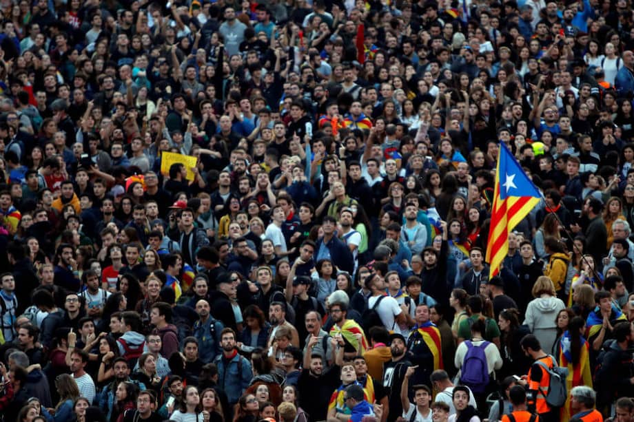 Así se vivió la tercera jornada de protestas en Cataluña. Varios movimientos han convocado marchas masivas para el próximo viernes. / EFE