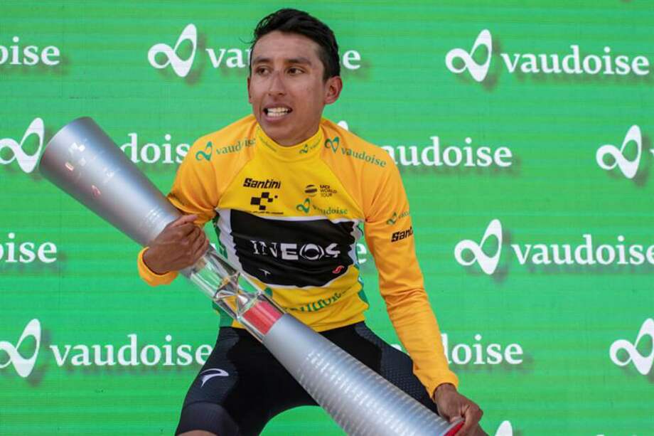 Bernal, con el trofeo de la Vuelta a Suiza. / EFE