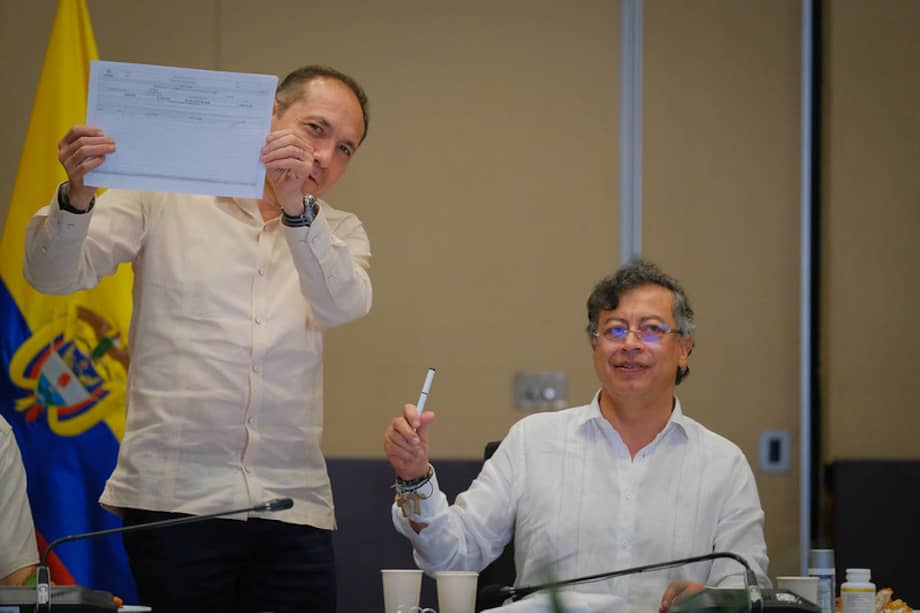 El presidente Gustavo Petro firmó la iniciativa para convocar una constituyente. A su lado, el ministro de Trabajo, Antonio Sanguino.