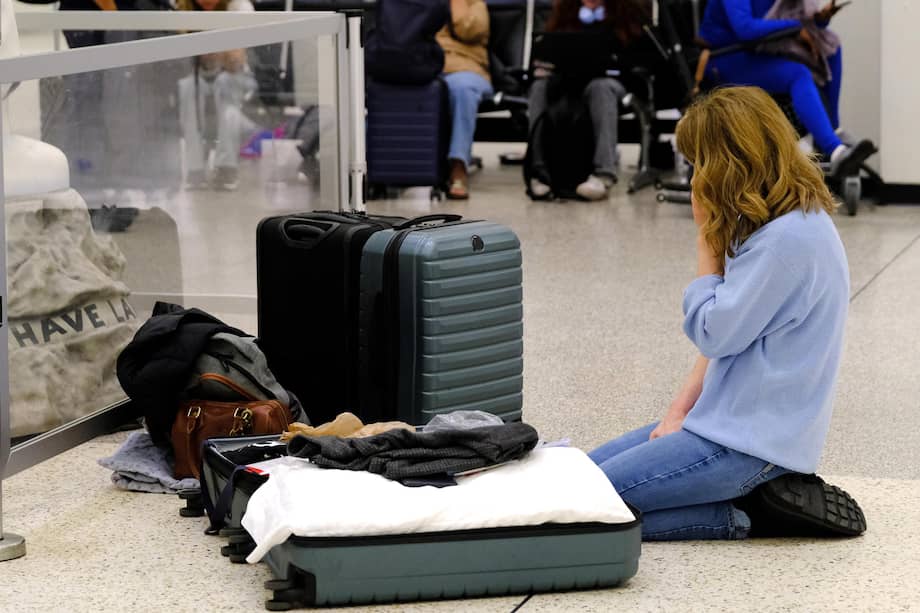 Una pasajera arregla su maleta antes de pasar el control de aduanas este lunes, en el Aeropuerto Intercontinental George Bush en Houston, Texas.