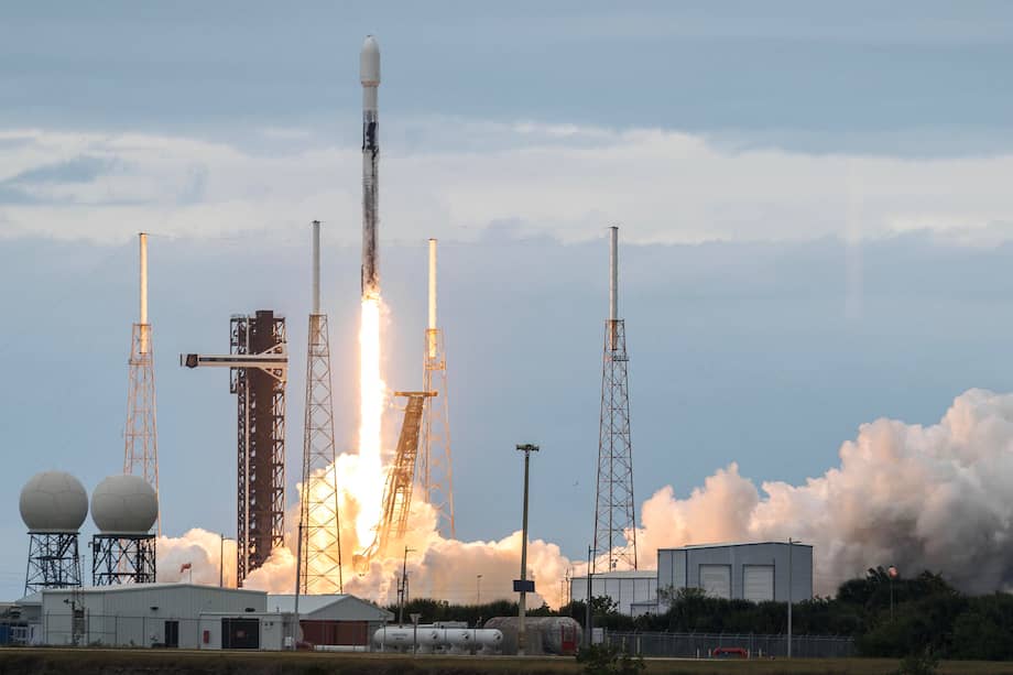 FOTODELDÍA EPA6414. CABO CAÑAVERAL (ESTADOS UNIDOS), 09/12/2025.- La misión NROL-77 despega en un cohete SpaceX Falcon 9 desde el Complejo de Lanzamiento 40 de la Estación de la Fuerza Espacial de Cabo Cañaveral este martes, en Cabo Cañaveral (EE.UU). Es la tercera misión que Falcon 9 lanza en 2025 en nombre del Comando de Sistemas Espaciales y la Oficina Nacional de Reconocimiento. EFE/ Cristobal Herrera-Ulashkevich