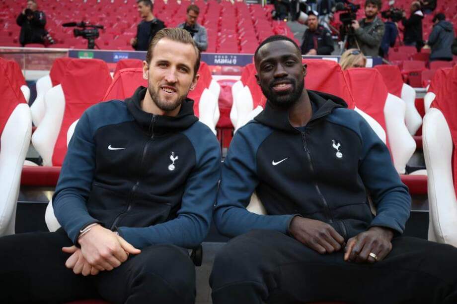Harry Kane y Davinson Sánchez en el Amsterdam Arena. / @Spurs_es