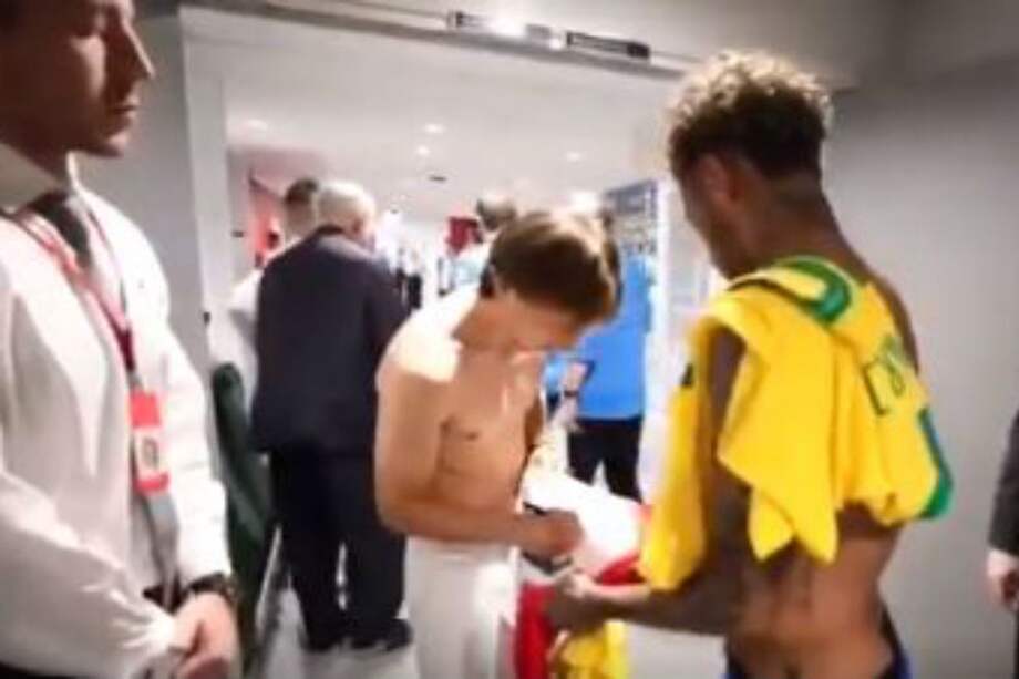 Modric firma la camiseta de Neymar después del partido entre Brasil y Croacia.