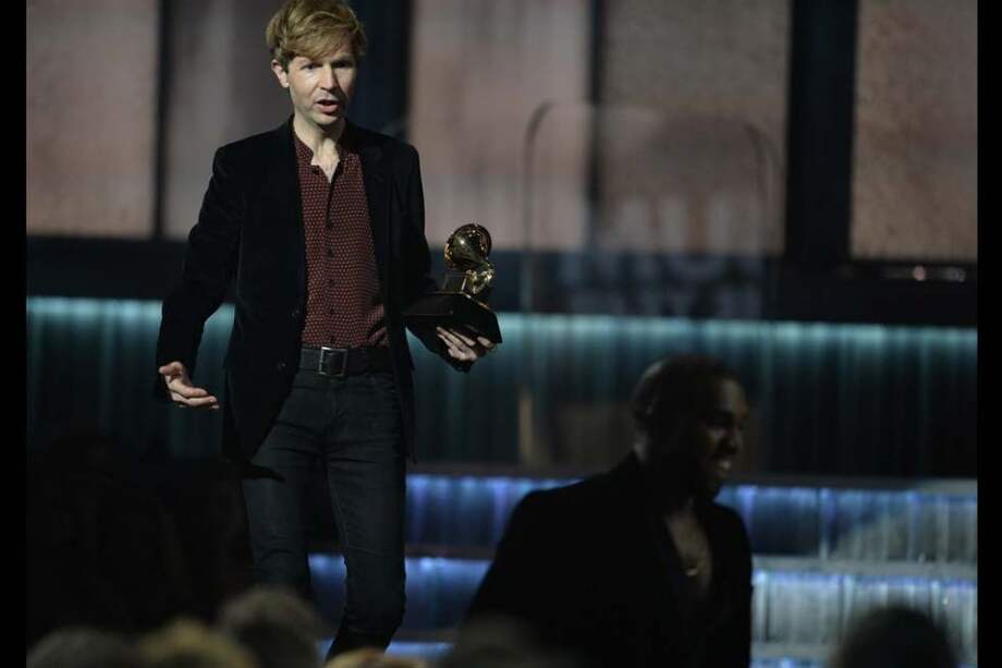 Beck y Kanye West en los Grammy 2015. / AFP