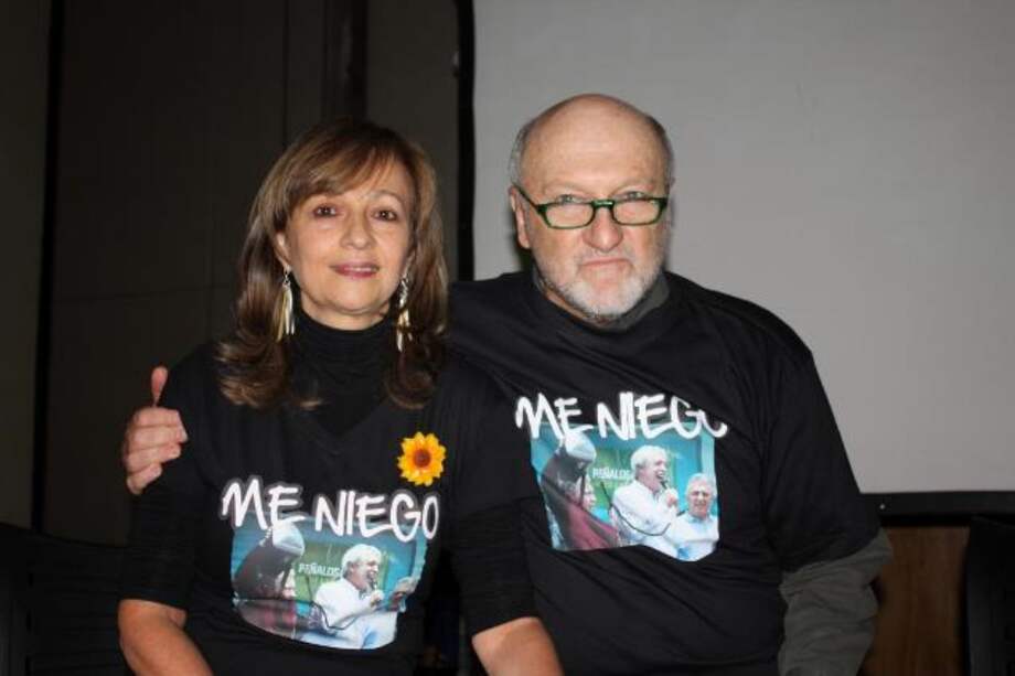 La representante Ángela María Robledo, junto al senador John Sudarsky, en una antigua protesta contra el expresidente Uribe.