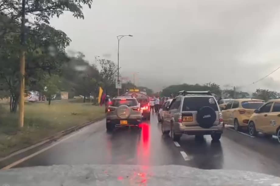 Los taxistas están permitiendo el paso intermitente de vehículos por la vía al aeropuerto Palonegro.