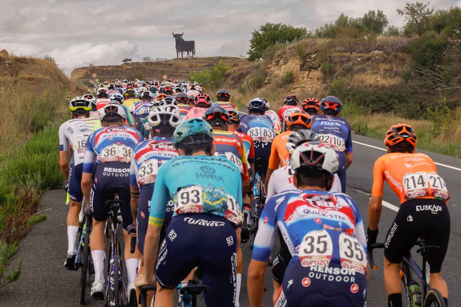 El pelotón durante la 19 etapa de la Vuelta a España 2024 entre Logroño y el alto de Moncalvillo este viernes.