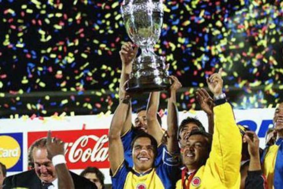 Iván Ramiro Córdoba, capitán de la selección Colombia en la Copa América 2001, levanta el trofeo del certamen continental. / Archivo