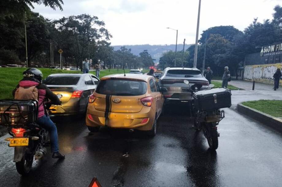 Choque múltiple en la calle 170 con carrera 17A