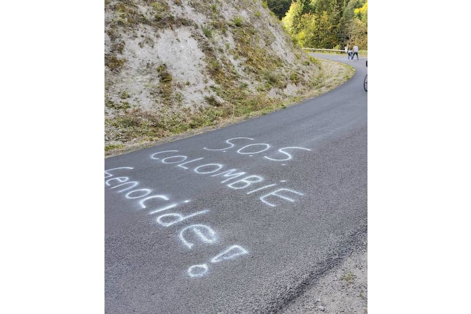 Este fue el mensaje que dejó un grupo de colombianos en uno de los tramos de la etapa 13 del Tour de Francia 2020.