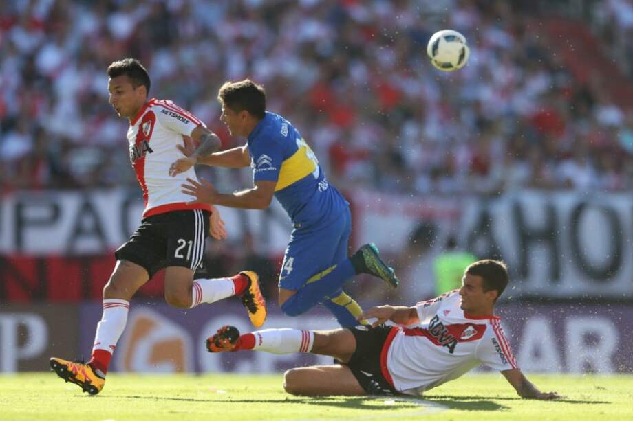 River y Boca se vieron las caras en un duelo interzonal del Torneo de Primera División del fútbol argentino. / EFE