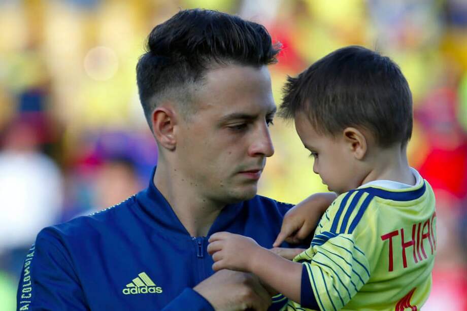 Santiago Arias y su hijo Thiago. / @FCFSeleccionCol