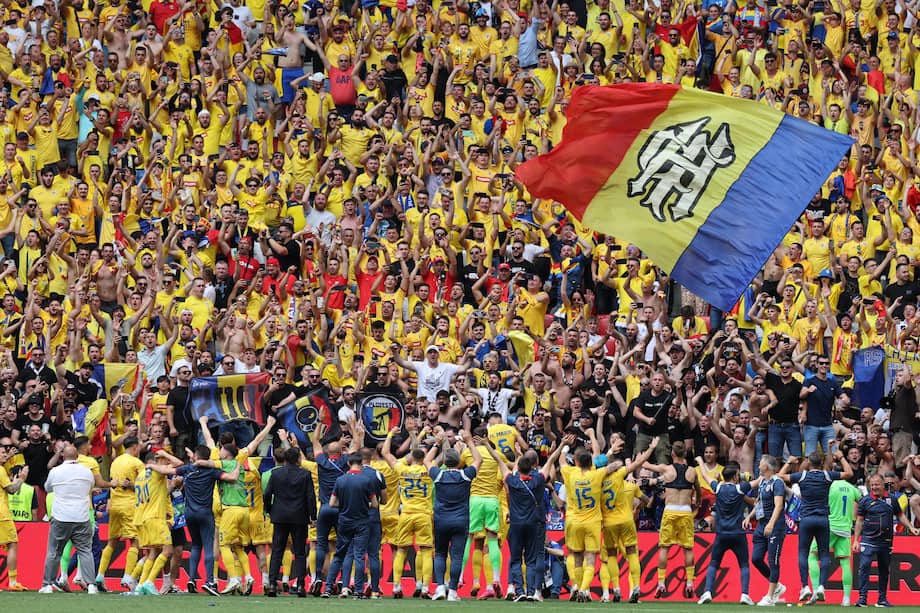 Los jugadores de Rumanía celebran con sus seguidores tras ganar el partido de fútbol del Grupo E de la UEFA EURO 2024 entre Rumanía y Ucrania, en Munich, Alemania, el 17 de junio de 2024.