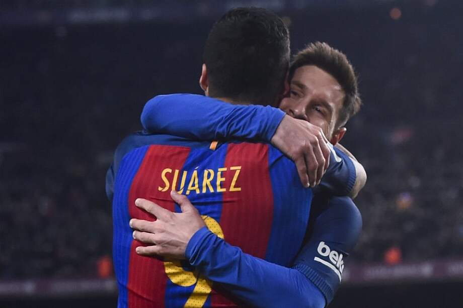 Luis Suárez y Lionel Messi celebran un gol del Barcelona. / AFP