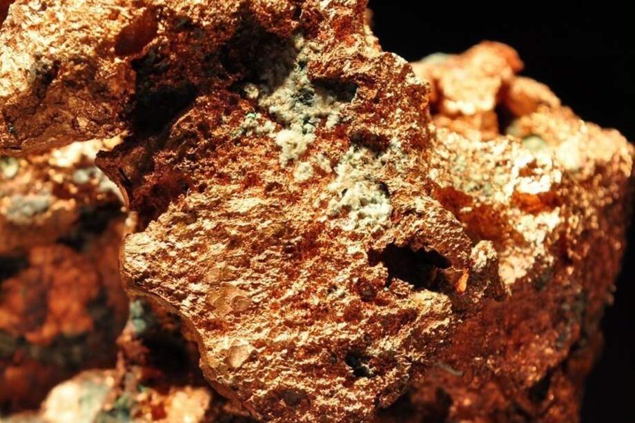 El cobre es un mineral clave en la transición energética porque es utilizado en tecnologías limpias de generación de energía.