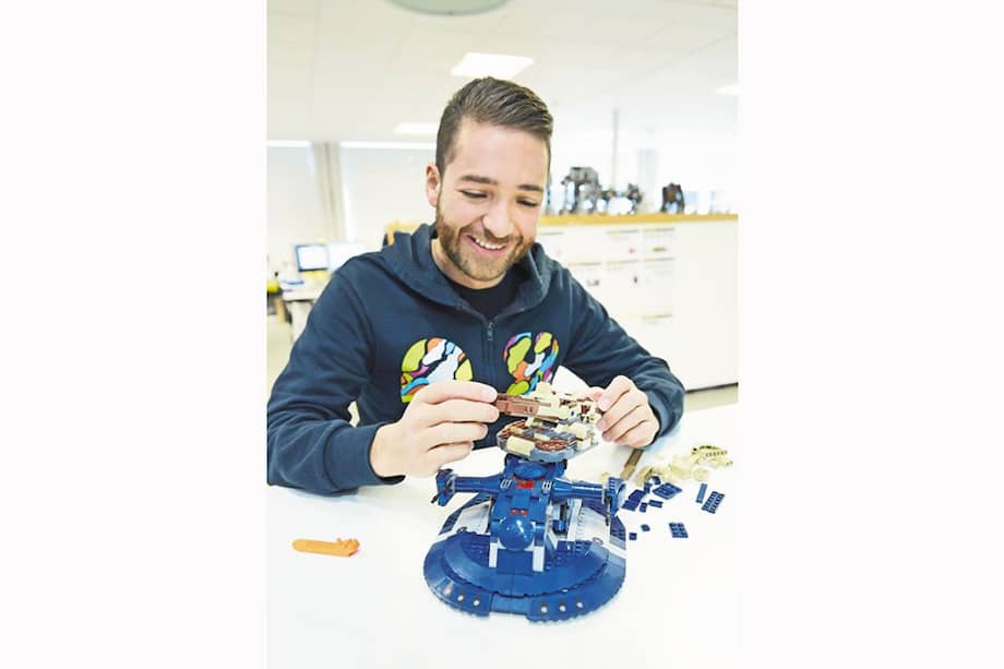 Luis Gómez con su diseño de la línea Star Wars. / Grupo Lego