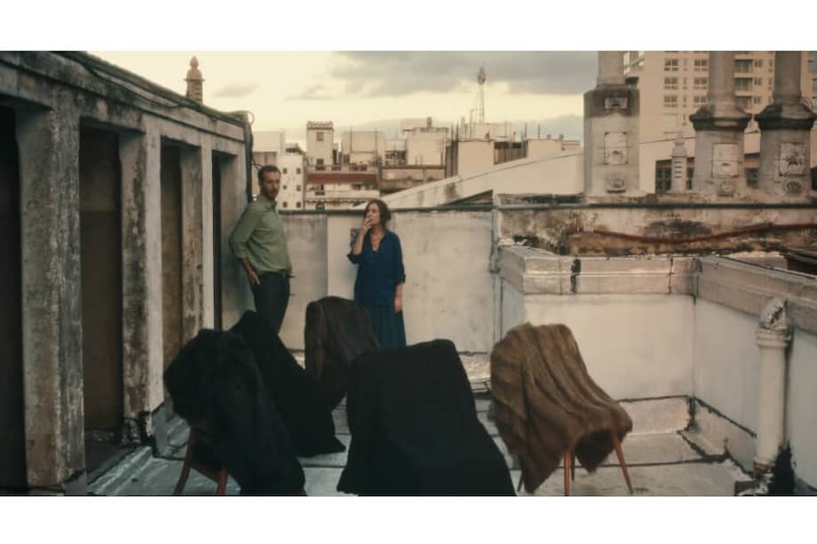 “Familia Sumergida” cuenta cómo el mundo de Marcela se hace difícil después de la muerte de su hermana Rina a tal punto, que se siente perdida en su propia casa y las conexiones con su entorno familiar cercano se quiebran. / Cortesía