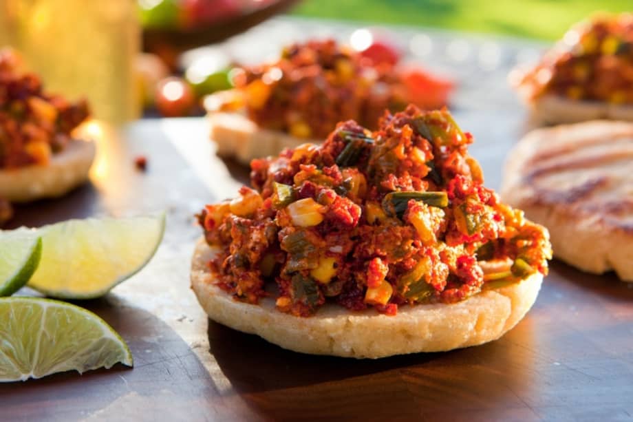 Arepas rellenas de chile, chorizo y maíz, un plato muy latinoaméricano