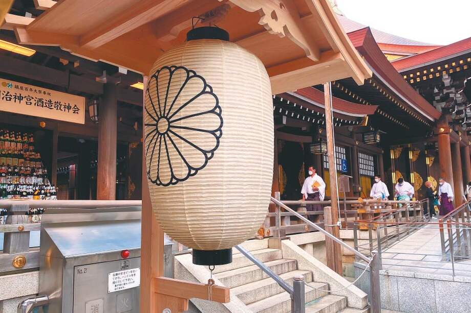 Lámpara de papel con emblema del crisantemo, símbolo del trono imperial, en el santuario Meiji en Tokio.