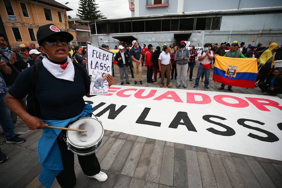 Personas se manifiestan en contra del presidente de Ecuador, Guillermo Lasso, a las afueras de la Asamblea Nacional (Parlamento) hoy, en Quito (Ecuador).