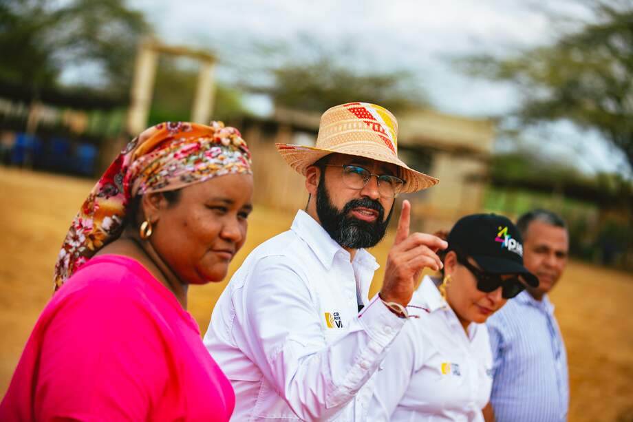 El ministro Andrés Camacho comparte con las comunidades.