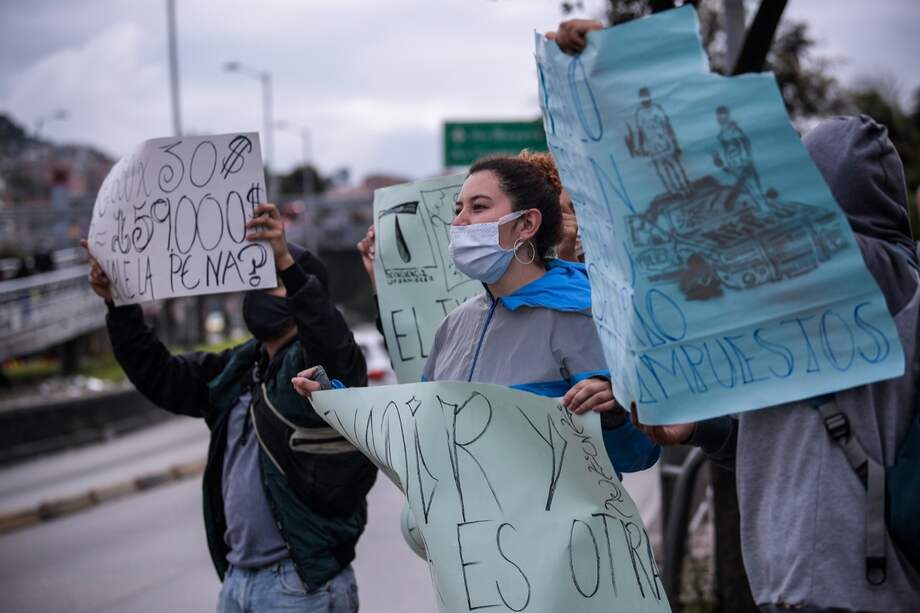 La ciudadanía protesta por la baja cálida del servicio y el aumento del pasaje.