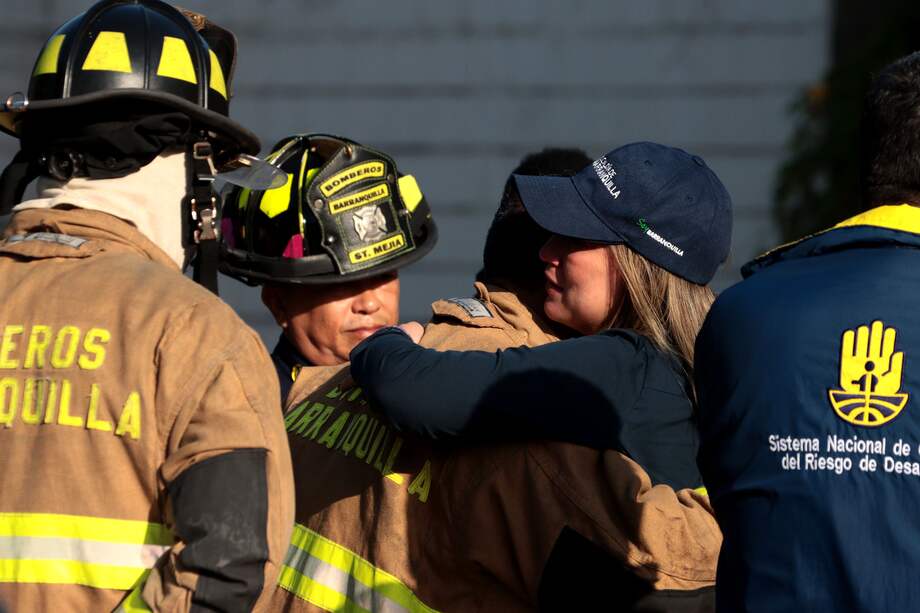 Bomberos se lamentan por la muerte de su compañero, Javier Solano, tras explosión de un depósito de combustible en la zona industrial de Barranquilla.